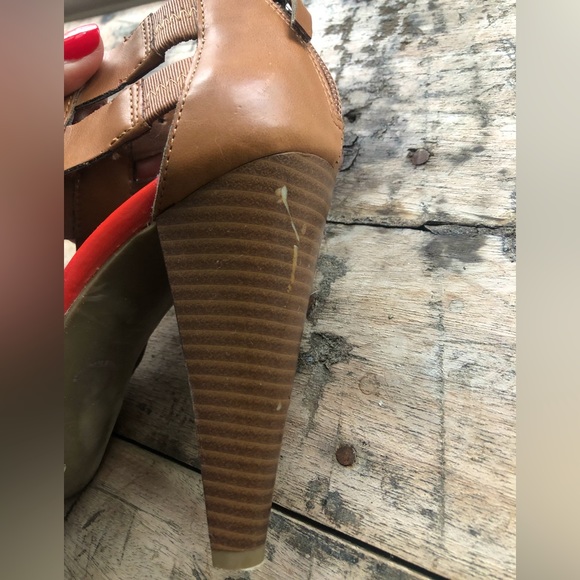 G by Guess Heeled Platform Sandals | Size 6 | - Picture 3 of 3